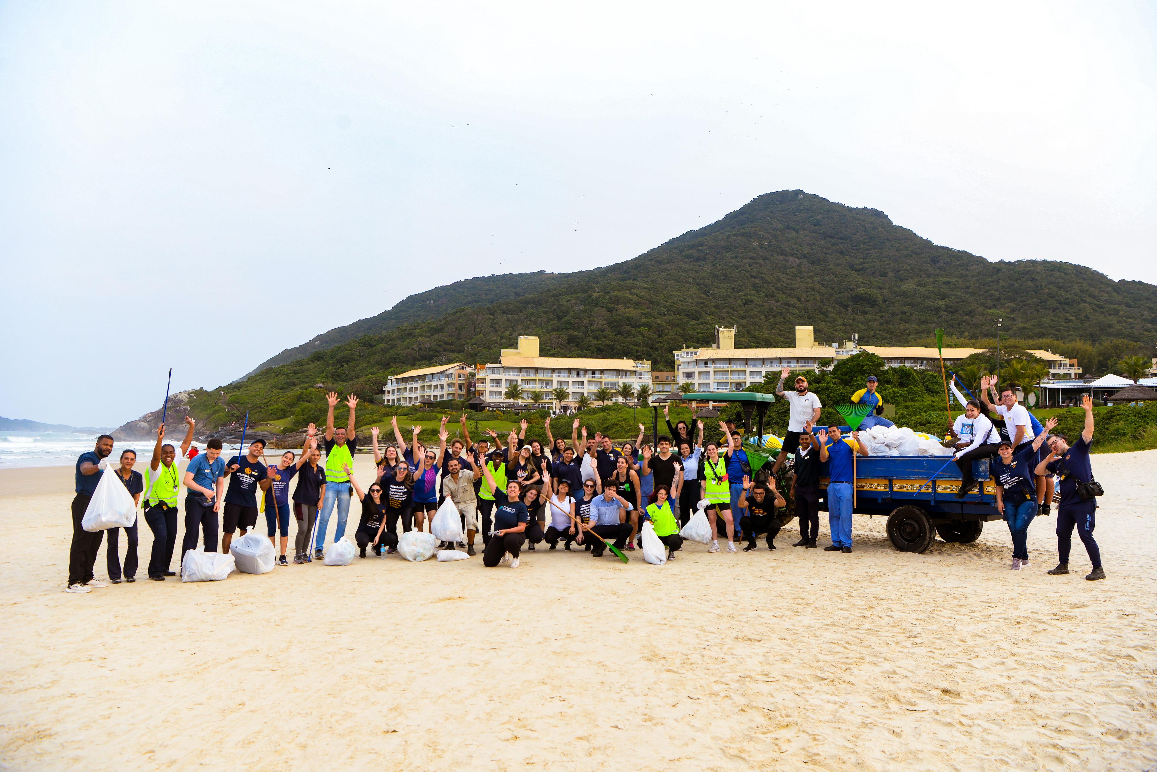 Housekeeping Day do Costao coleta 140 quilos de resíduos na Praia do Santinho